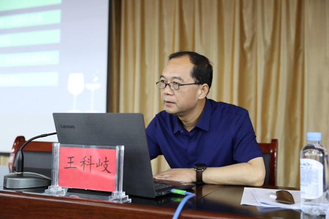 王科岐在讲话中指出,白酒品质的提升离不开一只专